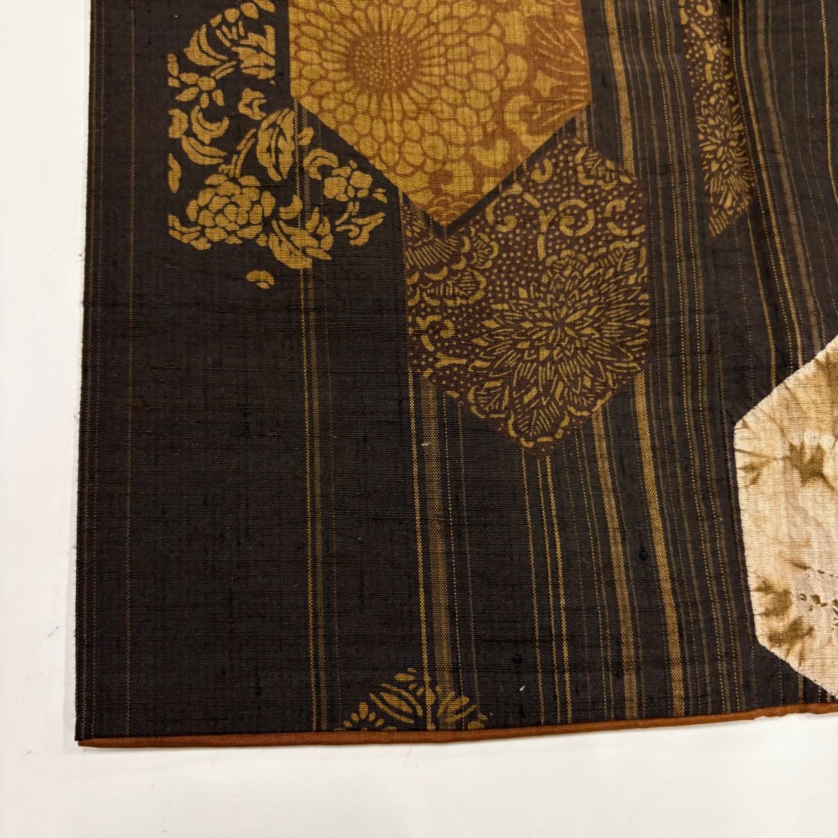  小紋 身丈167 cm 裄丈68 L 袷 吉澤与市 紬地 証紙 亀甲文 草花 絞り 焦茶色 正絹 小紋 着物