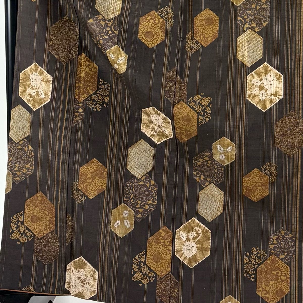 小紋 身丈167 cm 裄丈68 L 袷 吉澤与市 紬地 証紙 亀甲文 草花 絞り 焦茶色 正絹