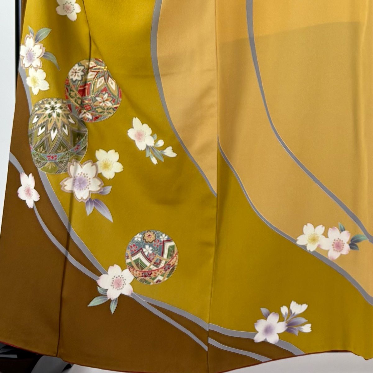 美品】 振袖 身丈162cm 裄丈69cm L 袷 鈴乃屋 桜 手鞠 金糸 金彩 鶯色