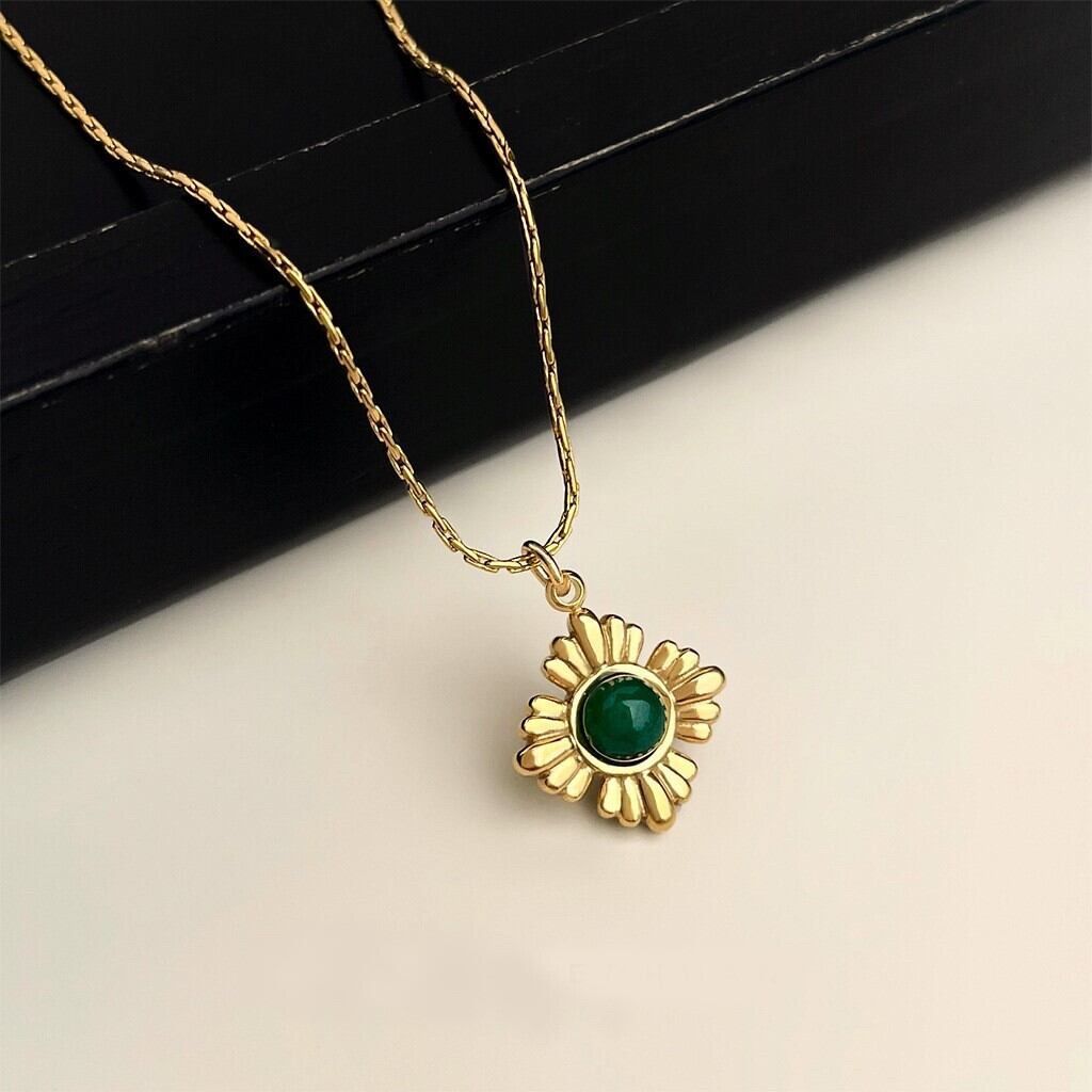 グリーンストーンネックレス - メルカリ