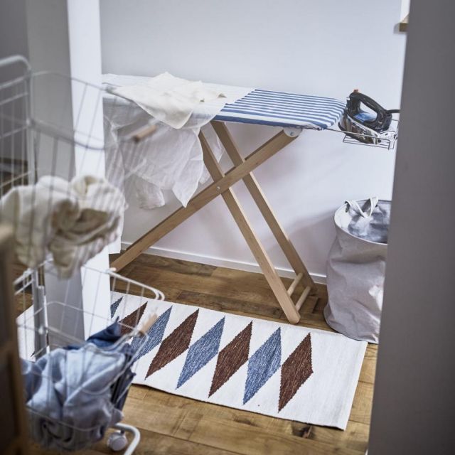 脚部に天然木を使用