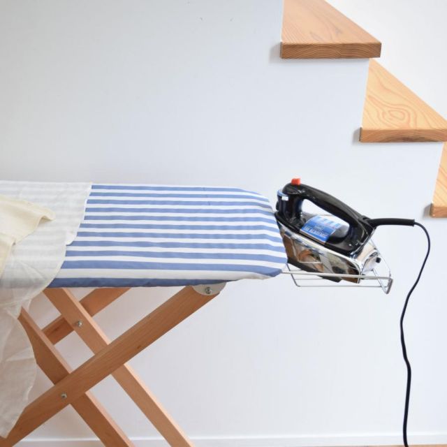 脚部に天然木を使用 組立不要