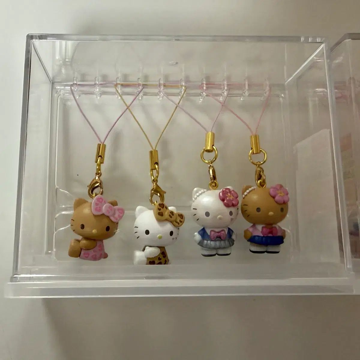サンリオ ハローキティ ラブリー フリルシリーズ ストラップ キーホルダー 8種