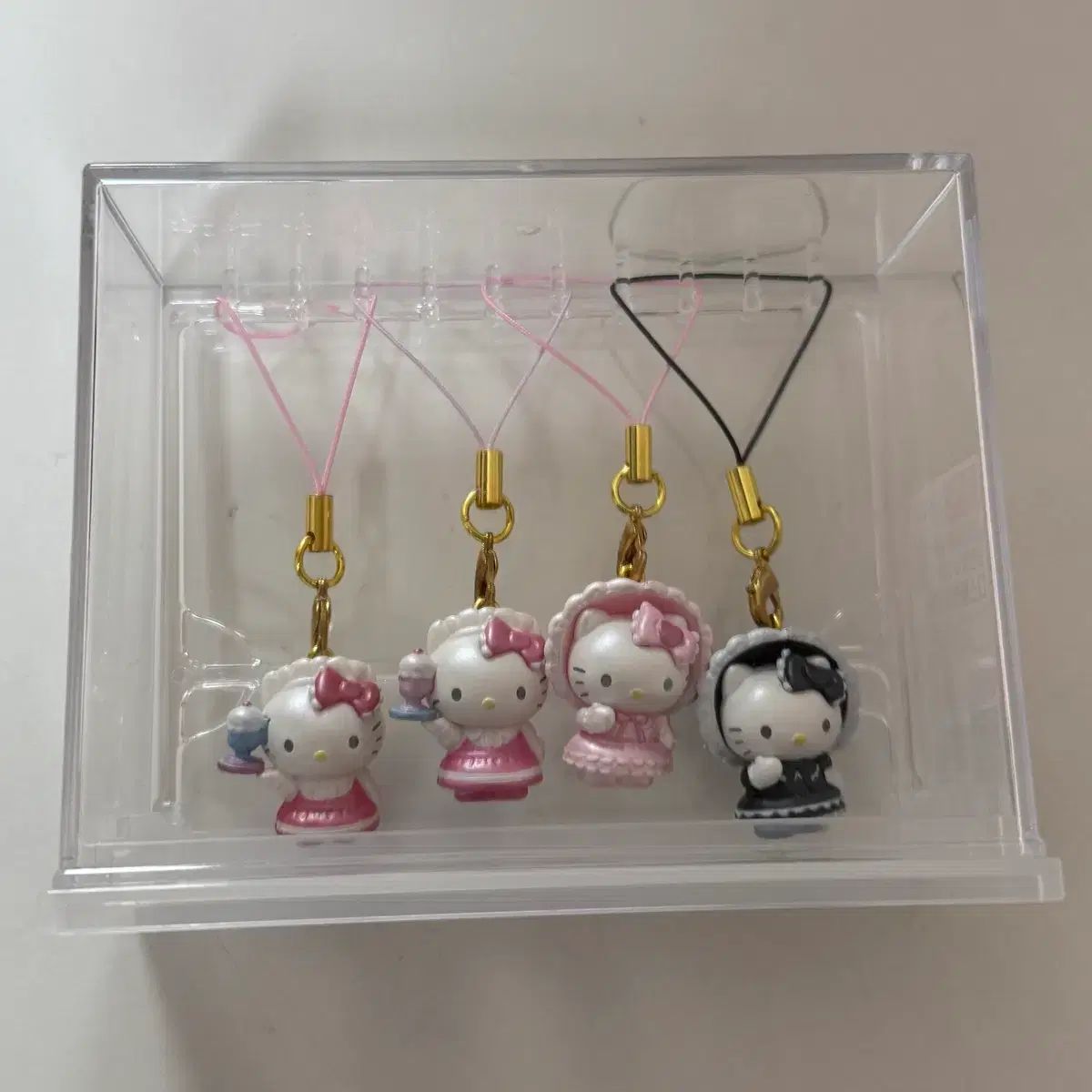 サンリオ ハローキティ ラブリー フリルシリーズ ストラップ キーホルダー 8種