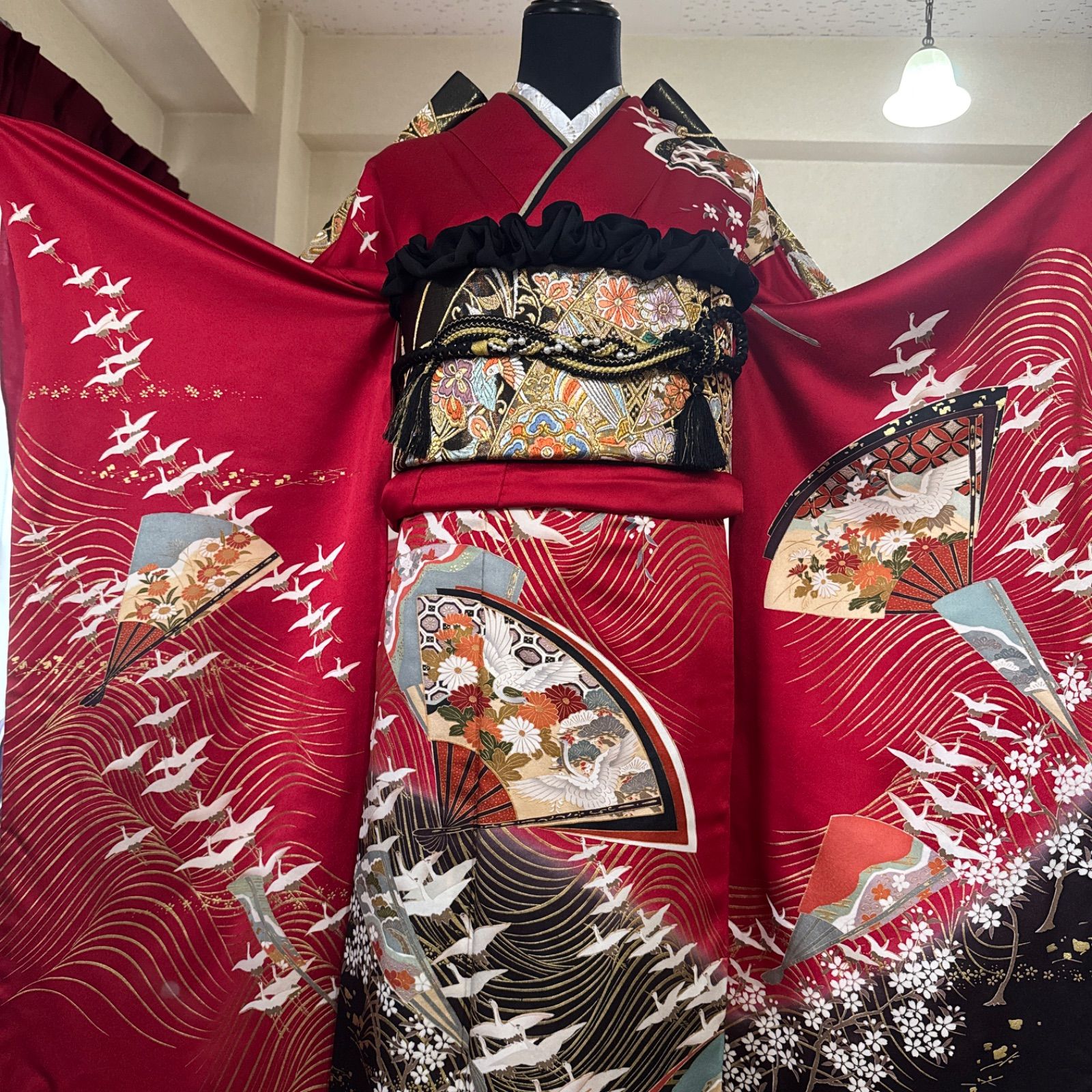 豪華　振袖フルセット　赤×黒×金　ボタン 正絹 豪華振袖フルセット 赤 黒 袋帯 (6点) ・古典柄・金駒刺繍・飛鶴