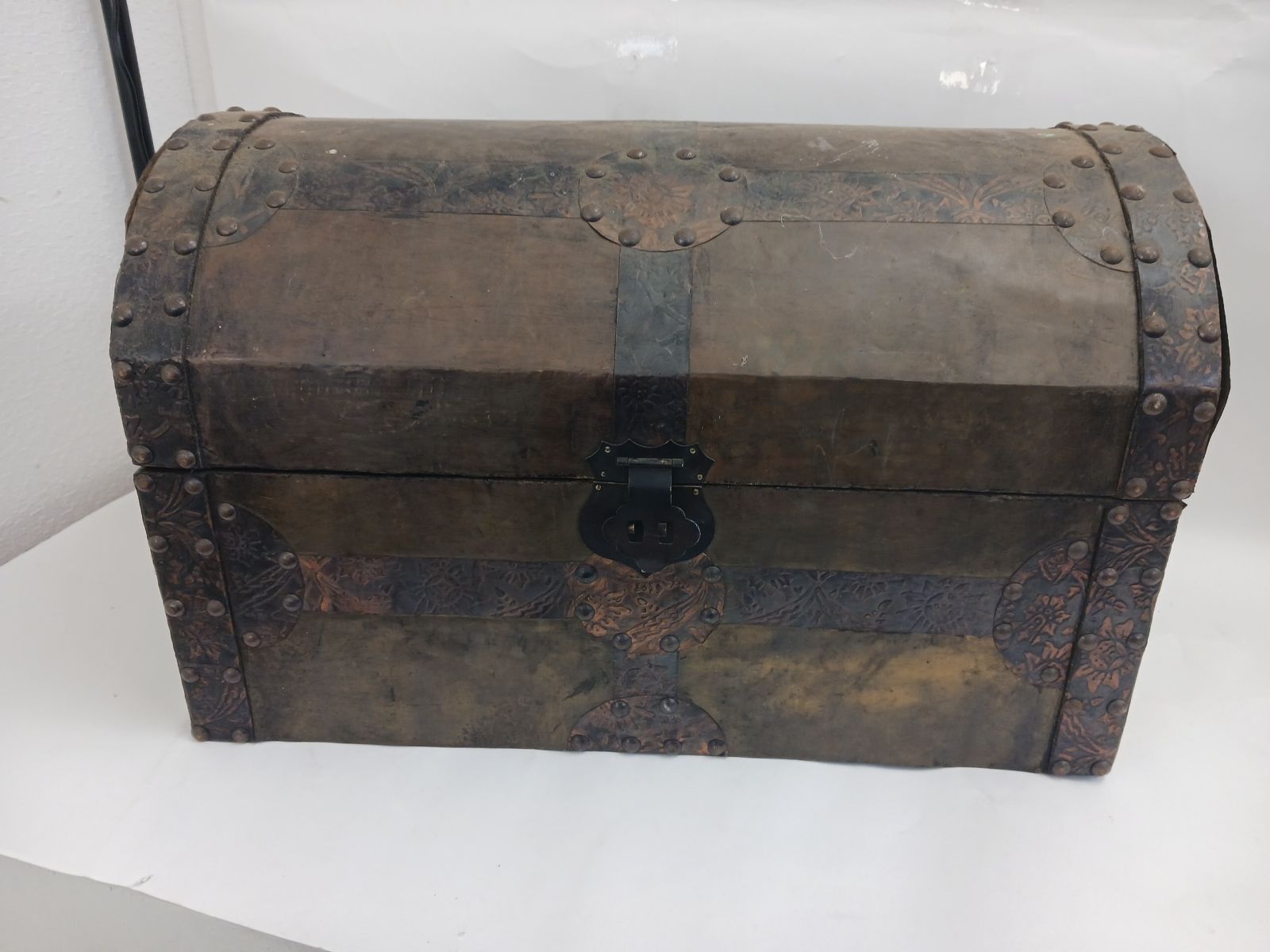 アンティーク雑貨 宝箱風 木製収納箱 鍵取付可 古道具 ヴィンテージ インテリア ディスプレイ 店舗什器 レトロ 雰囲気抜群 サイズ約44 25 5 27 cm