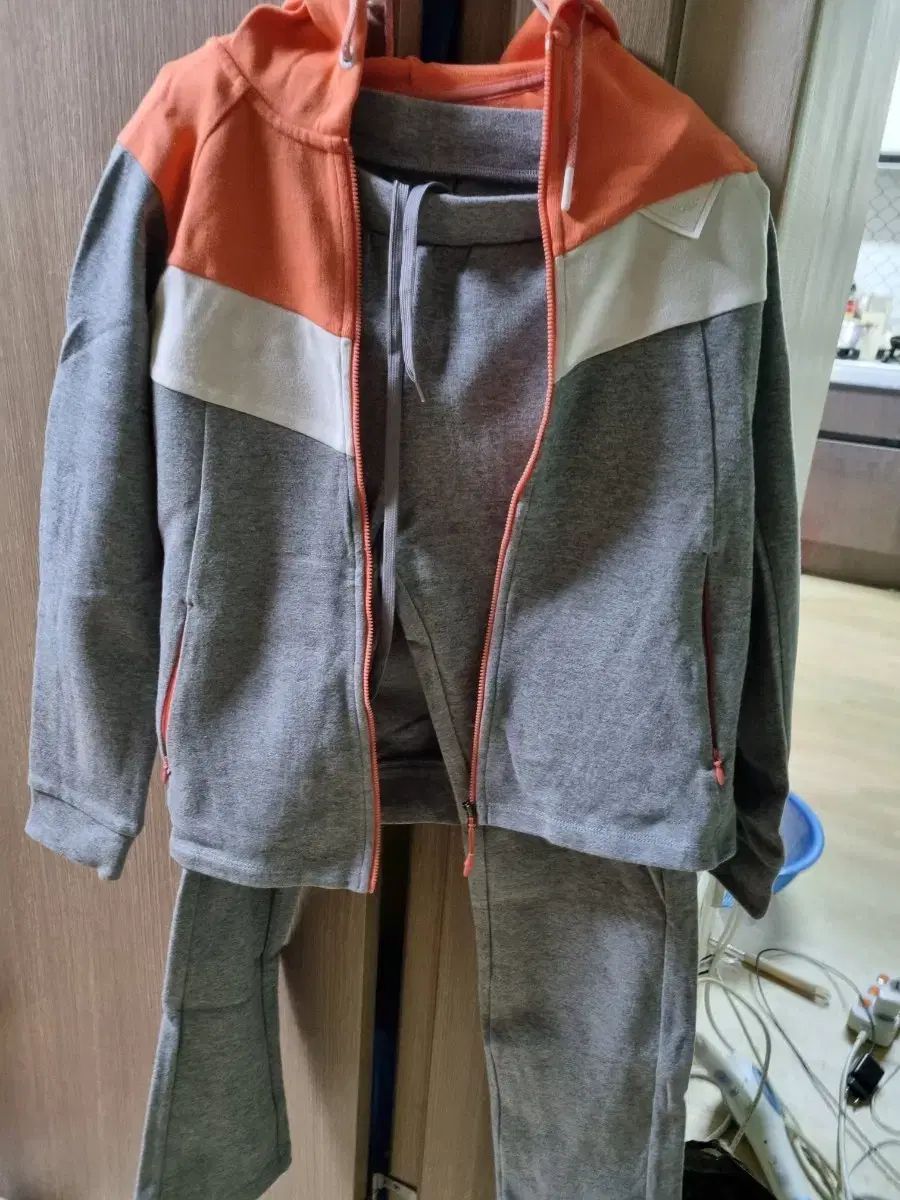 オレンジ バイ フードジップアップ トレーニングウェア セット