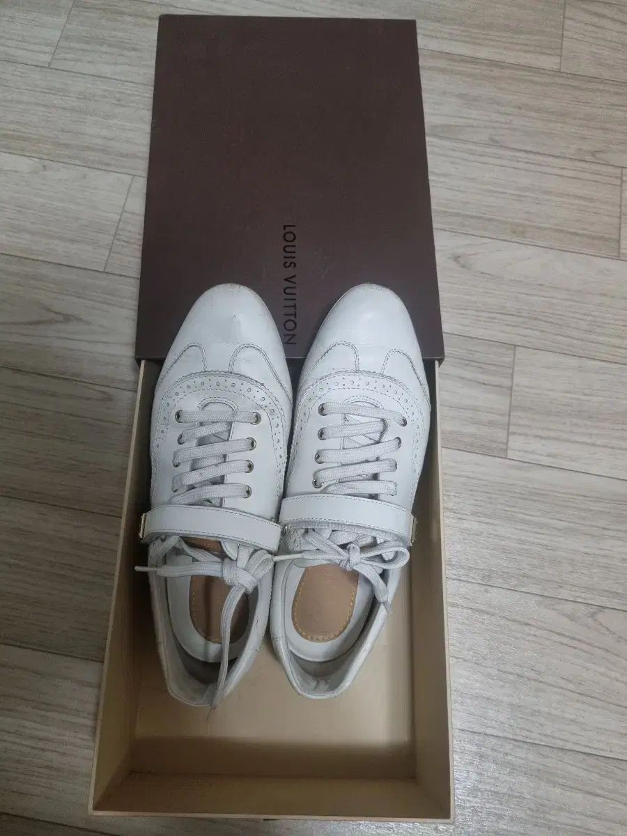 ルイヴィトン 白 レディース スニーカー