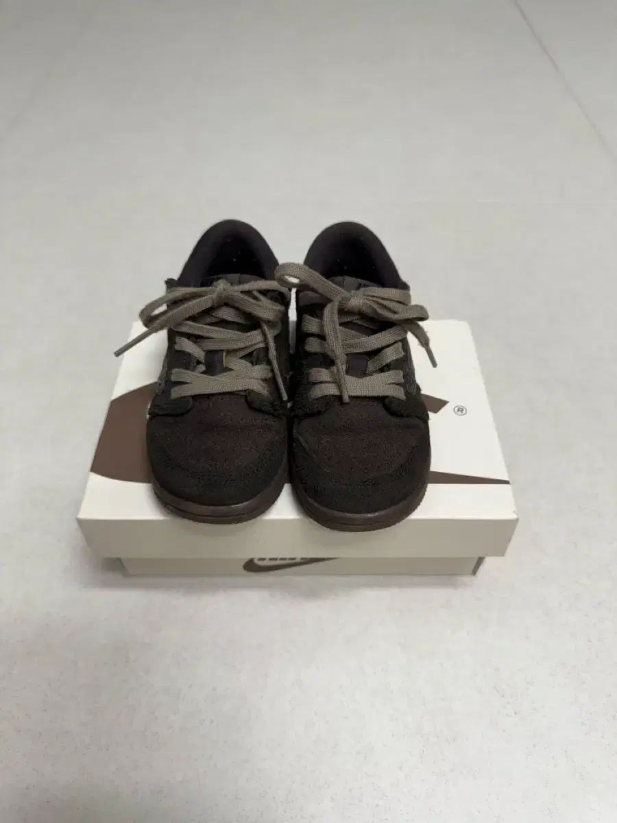 ジョーダン1 x トラヴィススコット ツアーベルベット ブラウン アンド ダークモカ 140