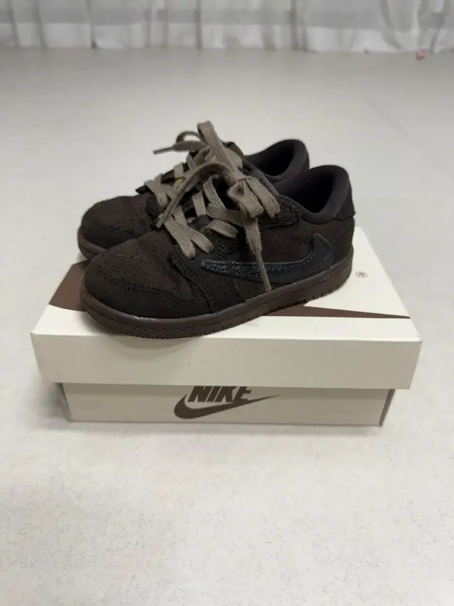 ジョーダン1 x トラヴィススコット ツアーベルベット ブラウン アンド ダークモカ 140