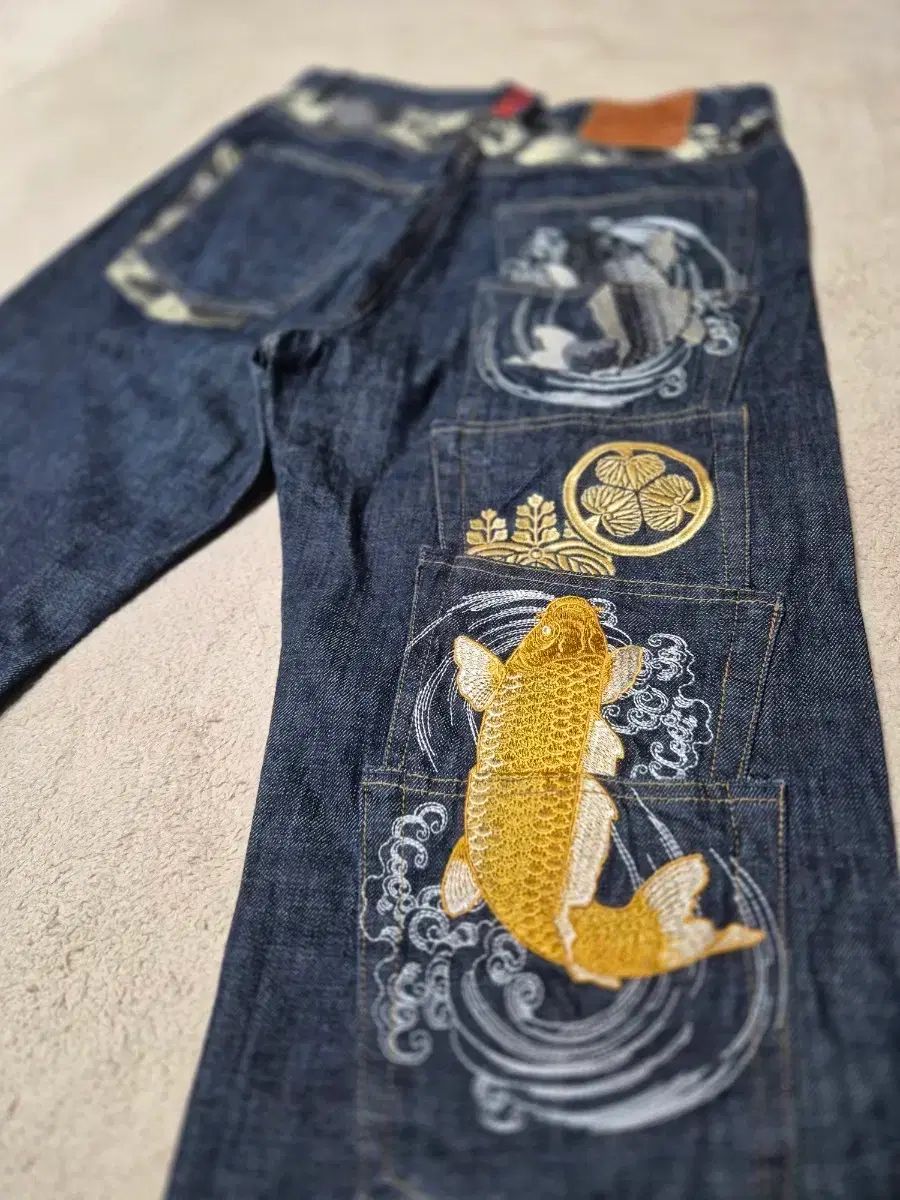 新品】 和柄刺繍 カラクリジェネレーション KARAKURI デニムパンツ 