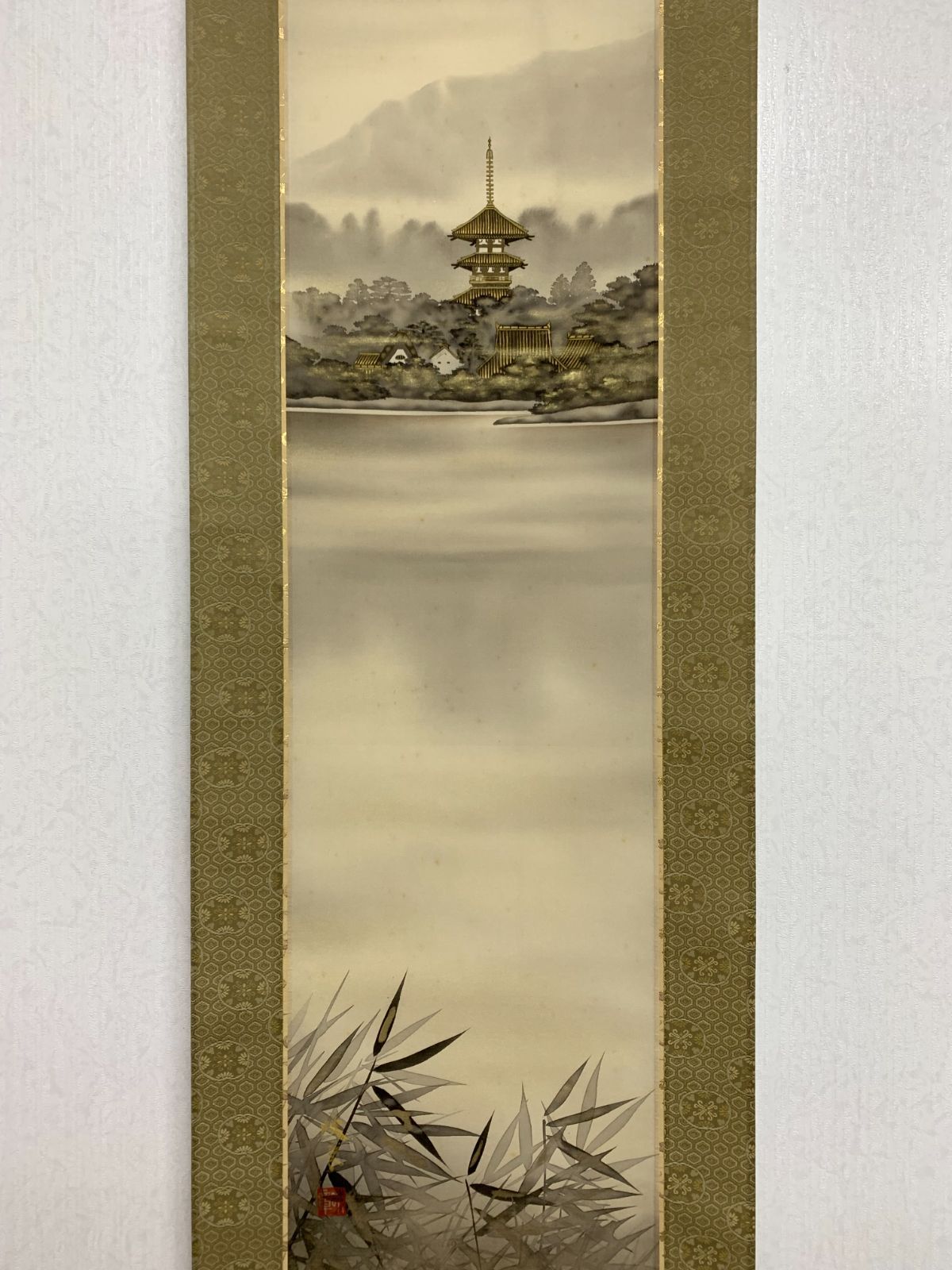 掛け軸 三輪映章 古都塔韻 絹本 希少 軸装 茶道具 掛軸 美品 です。 掛け軸 三輪映章 古都塔韻 絹本 希少 軸装 茶道具 掛軸 美品 です