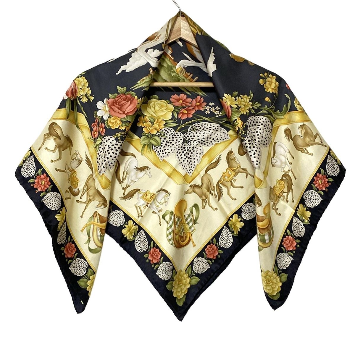 FERRAGAMO SalvatoreFerragamo サルバトーレフェラガモ スカーフ - アイボリー×黒×マルチ 花柄 馬