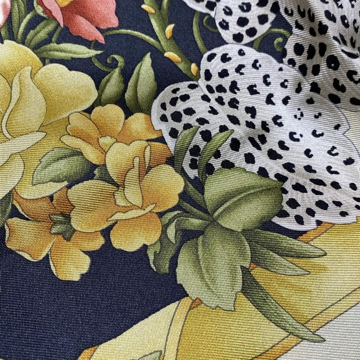 アイボリー×黒×マルチ