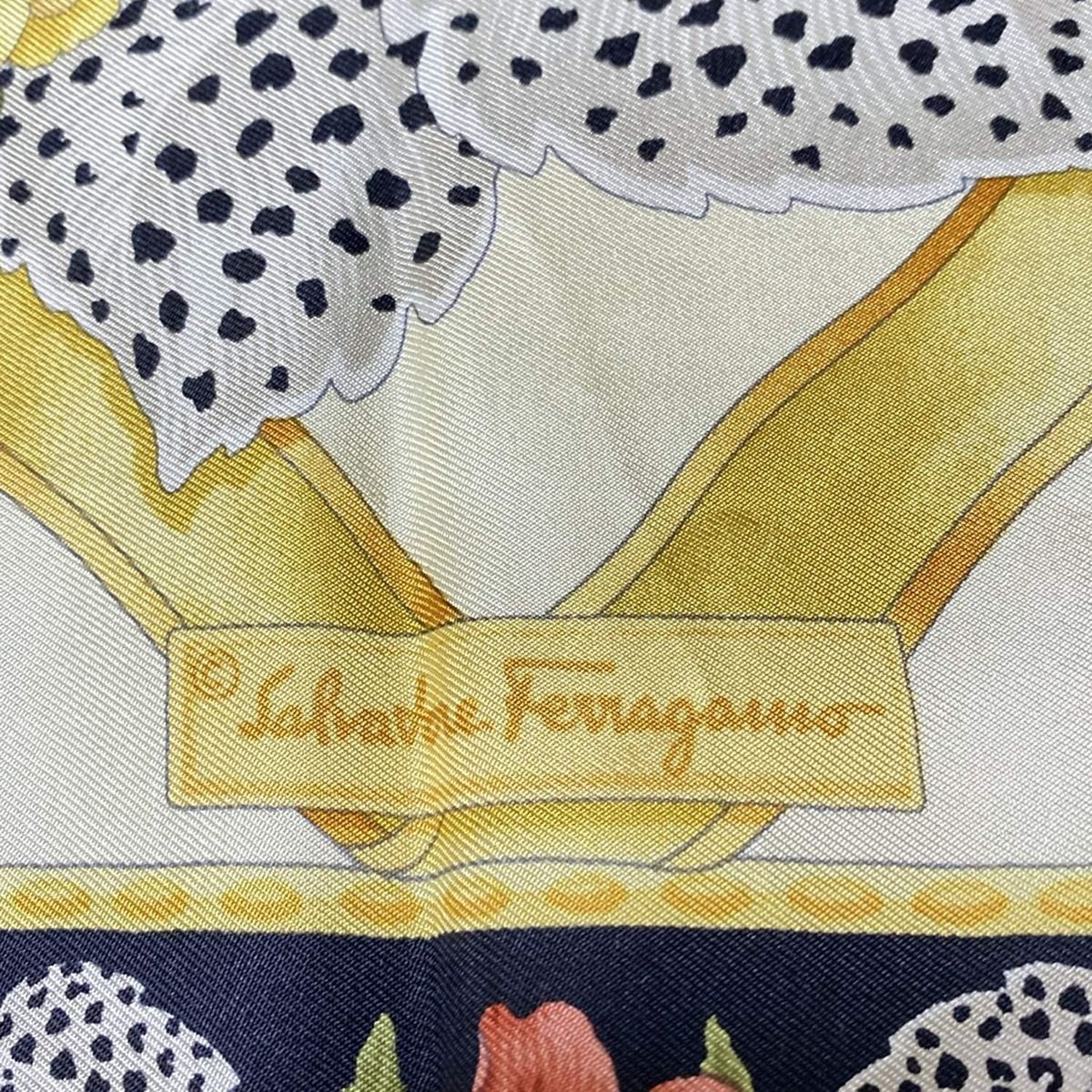 アイボリー×黒×マルチ