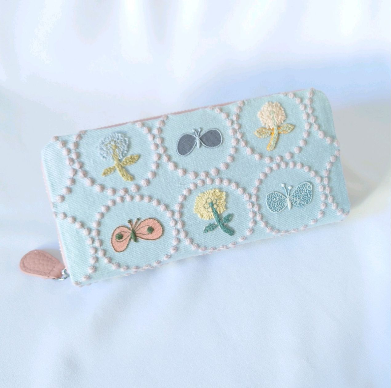 ミナペルホネンタンバリンライトブルーピンクラウンドファスナー長財布 受注製作】刺繍8つ ライトブルー×ピンク タンバリン skip 本革