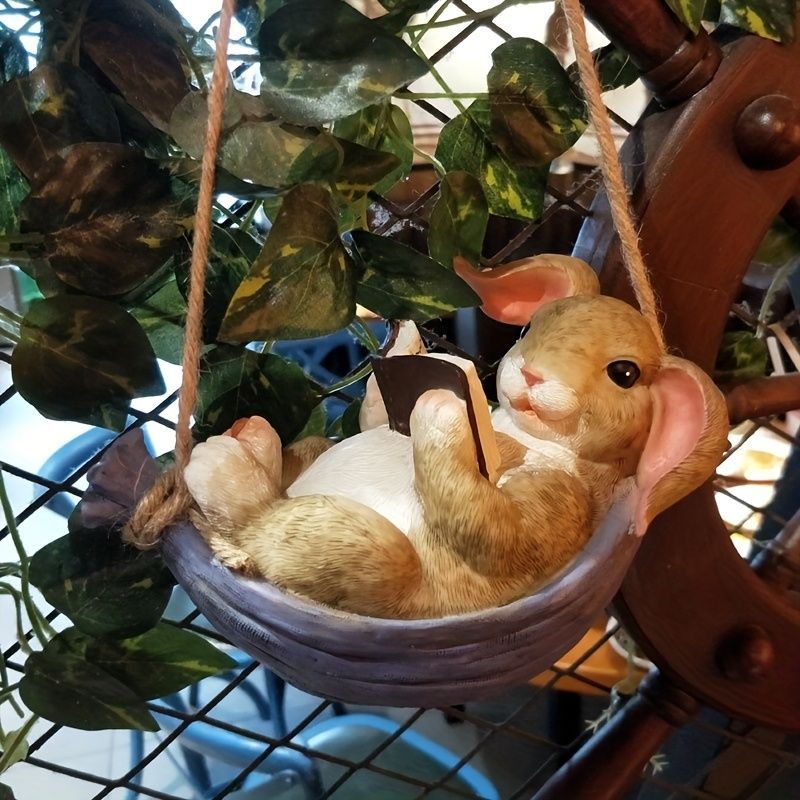 吊り下げ オブジェ ガーデンオーナメント 玄関オブジェ ハンモックで本を読んでいるウサギ うさぎ ラビット 室内 屋外 インテリア 癒やしグッズ 玄関 リビング ダイニング 装飾 オフィス 庭 ガーデニング ガーデン 樹脂