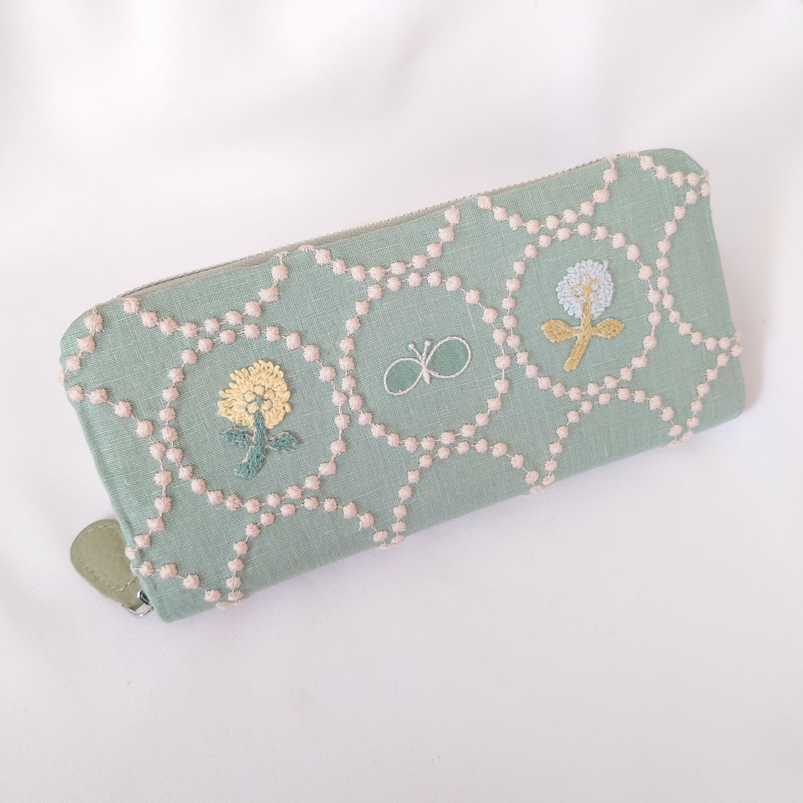 受注製作 刺繍3つ ライトグリーン ライトベージュ タンバリン 本革長財布 ミナペルホネン