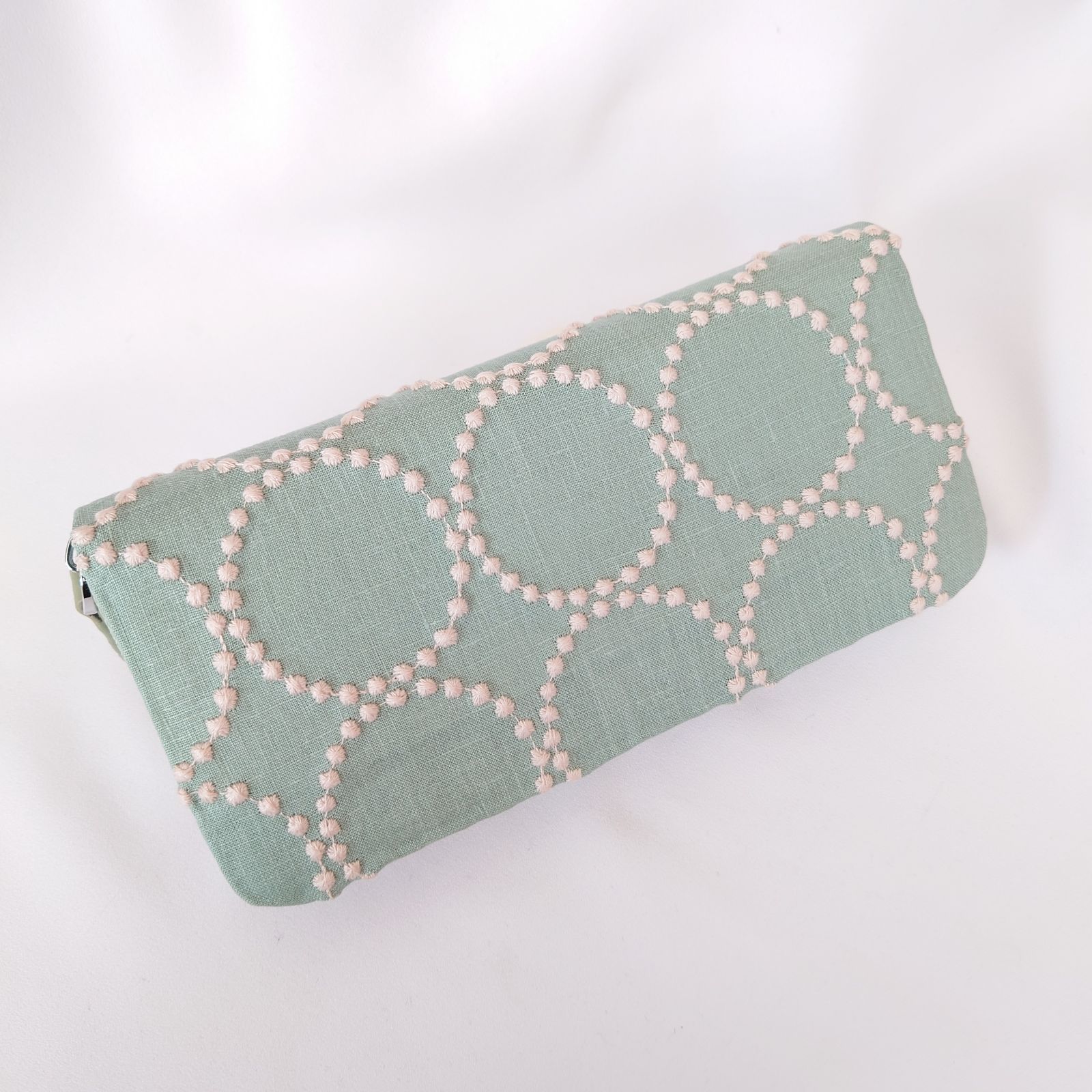 受注製作 刺繍3つ ライトグリーン×ライトベージュ タンバリン 本革長財布 ミナペルホネン