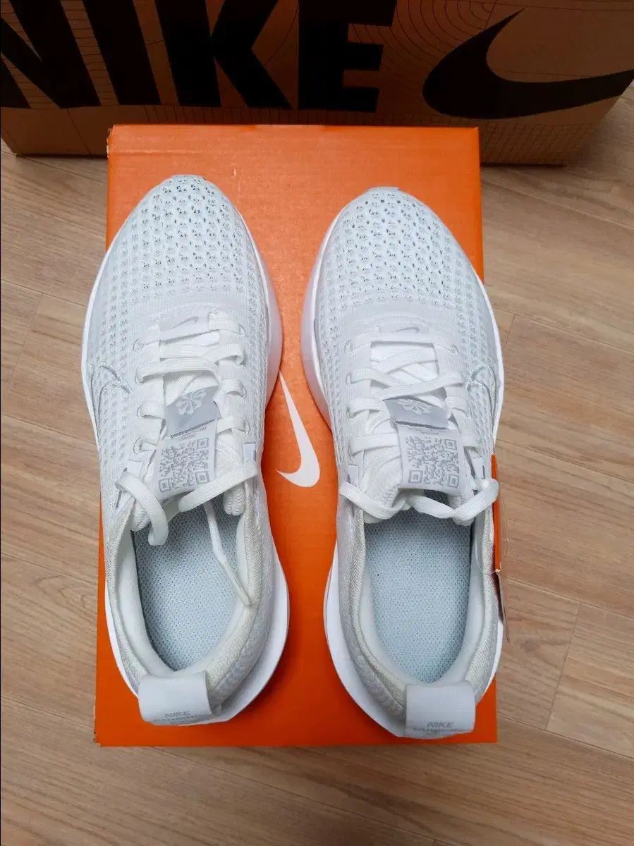 NIKE インタラクト RUN ランニングシューズ サイズ 235