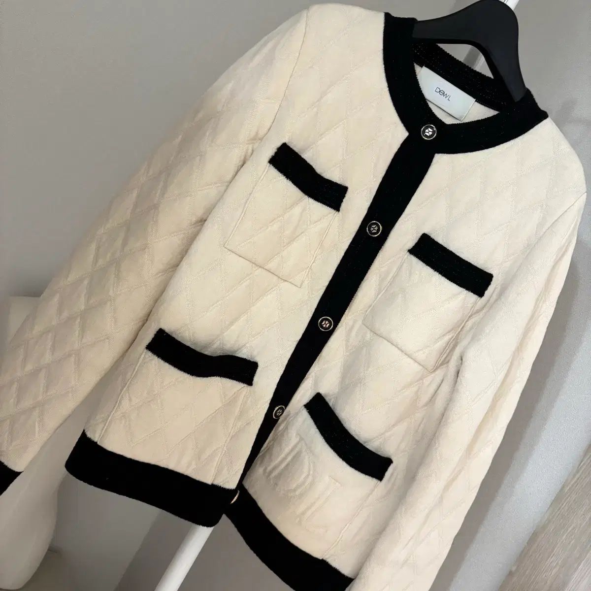 DEWL ウール バイカラー キルティング 刺繍カーディガン