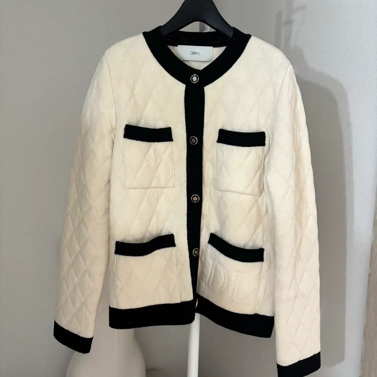 DEWL ウール バイカラー キルティング 刺繍カーディガン