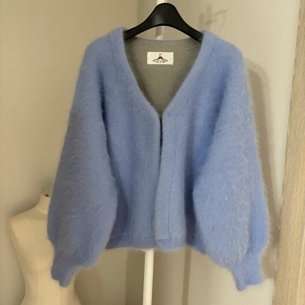 ライトブルー リアルアンゴラ Vネック バルーンカーディガン