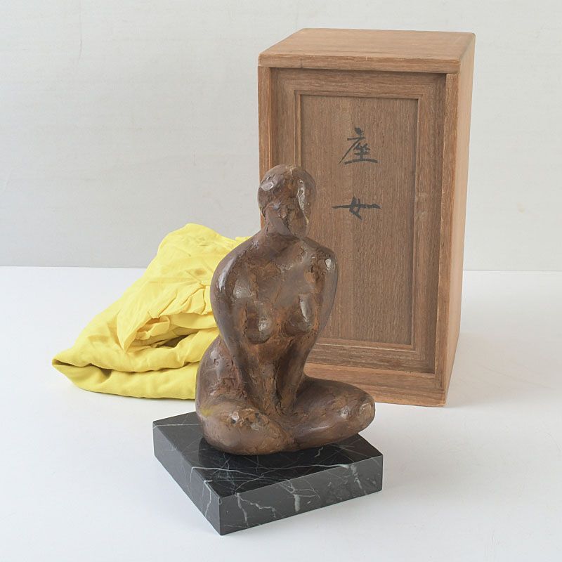 彫刻家　秋山沙走武作　乾漆　座女　裸婦像　大理石台付　置物　共箱　C　5348 彫刻家 秋山沙走武作 乾漆 座女 裸婦像 大理石台付 置物 共箱 C S390