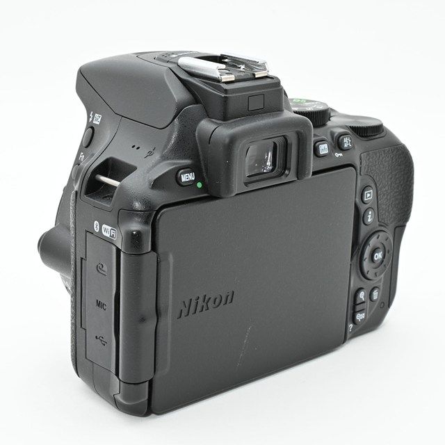  Nikon D 5600 ボディ シャッター数6 Bluetooth搭載一眼レフ 2416万画素 バリアングル液晶 同等の良好コンディション デジタル一眼レフ デジタルカメラ