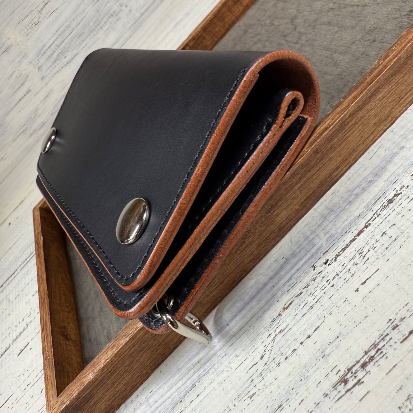 トラッカーウォレット ミドル 2層】 ブラック 茶芯 北米ステア