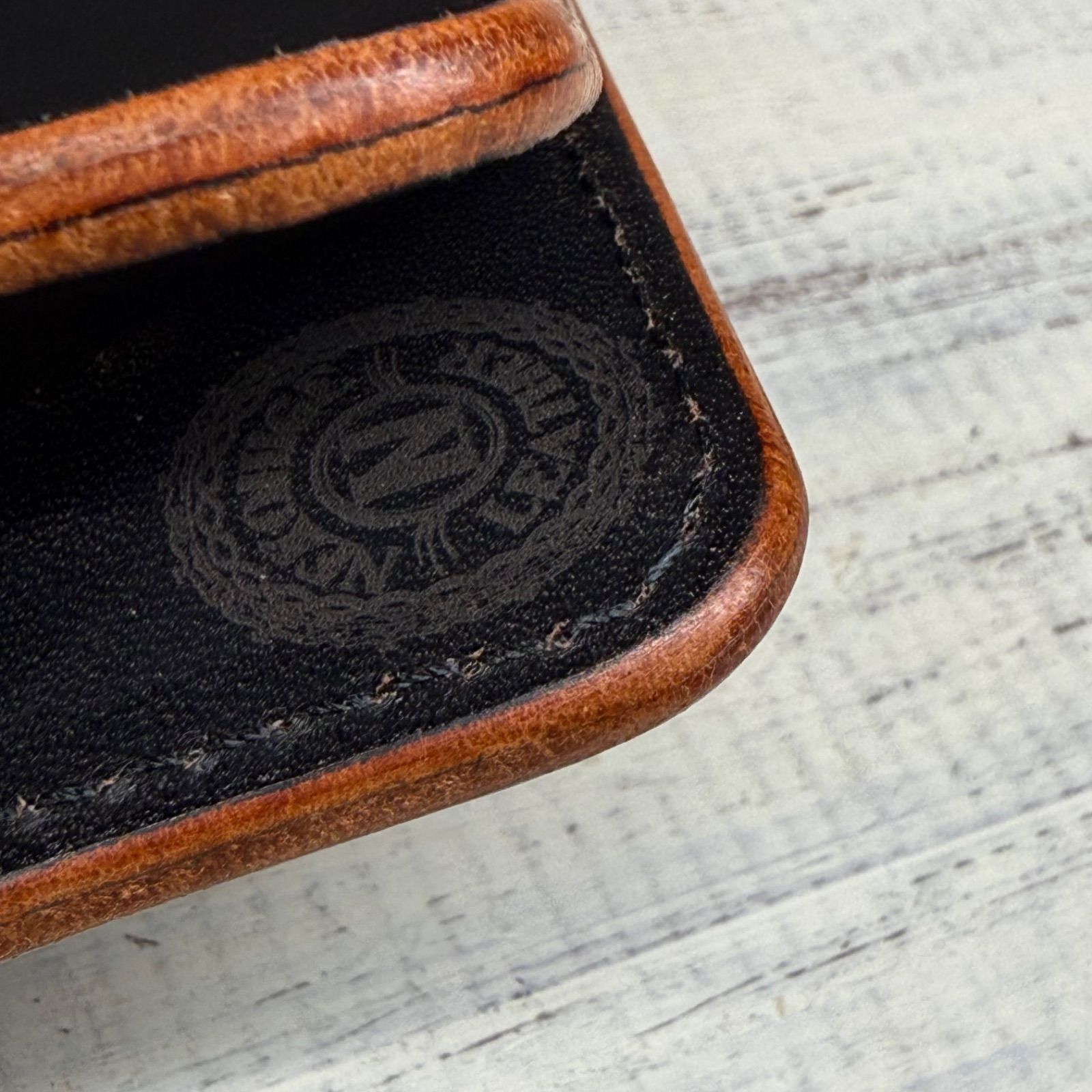 トラッカーウォレット ミドル 2層】 ブラック 茶芯 北米ステア