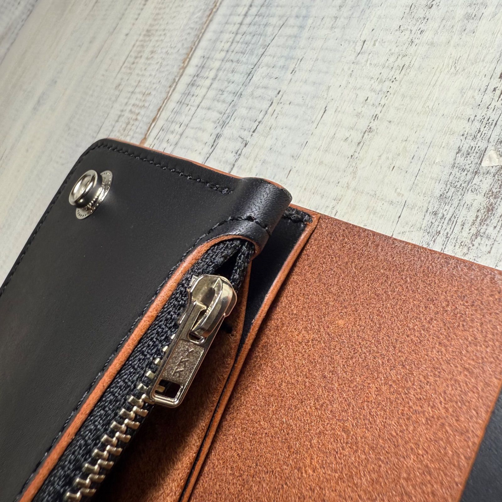 【トラッカーウォレット ミドル 2層】 ブラック 北米ステア シルバー YKK トラッカーウォレット ミドル 2層】 ブラック 茶芯 北米ステア