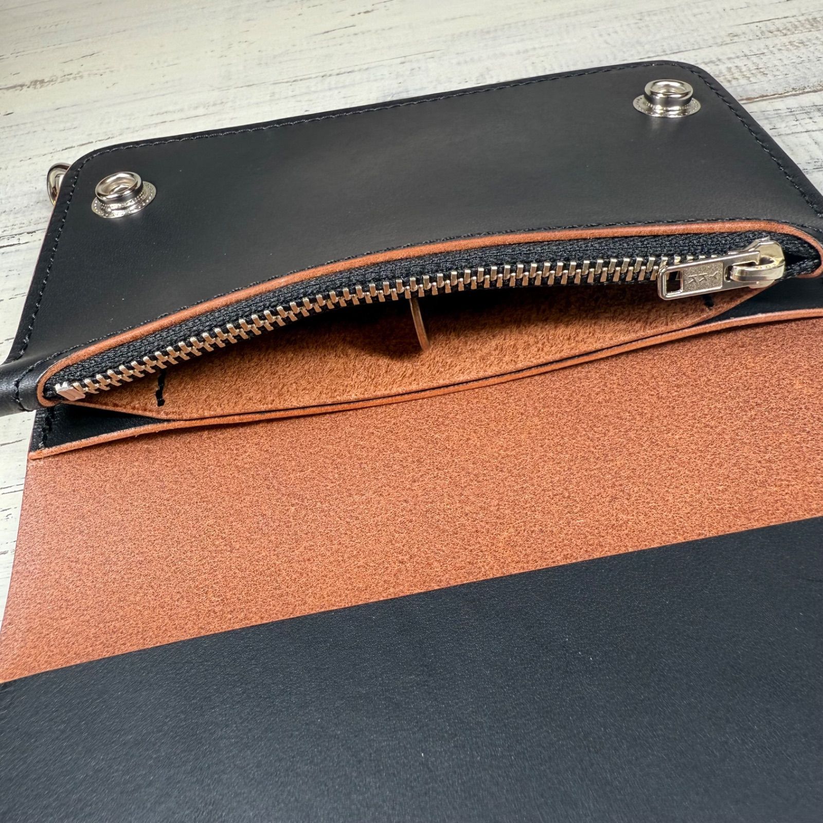 トラッカーウォレット ミドル 2層】 ブラック 茶芯 北米ステア