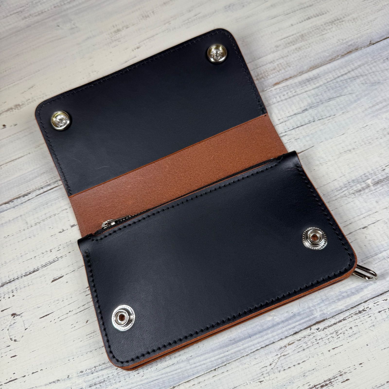 トラッカーウォレット ミドル 2層】 ブラック 茶芯 北米ステア