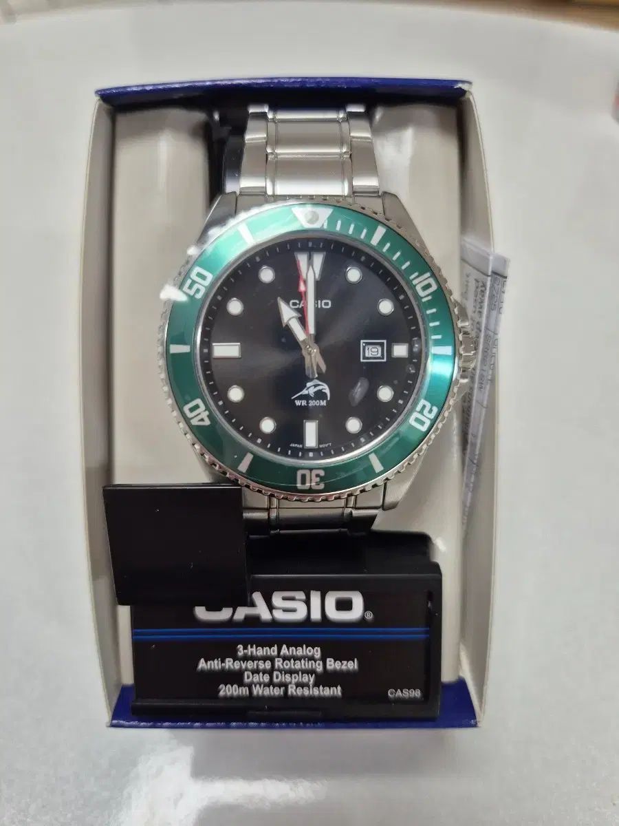 カシオ 200 m 防水 時計 緑色ベゼル