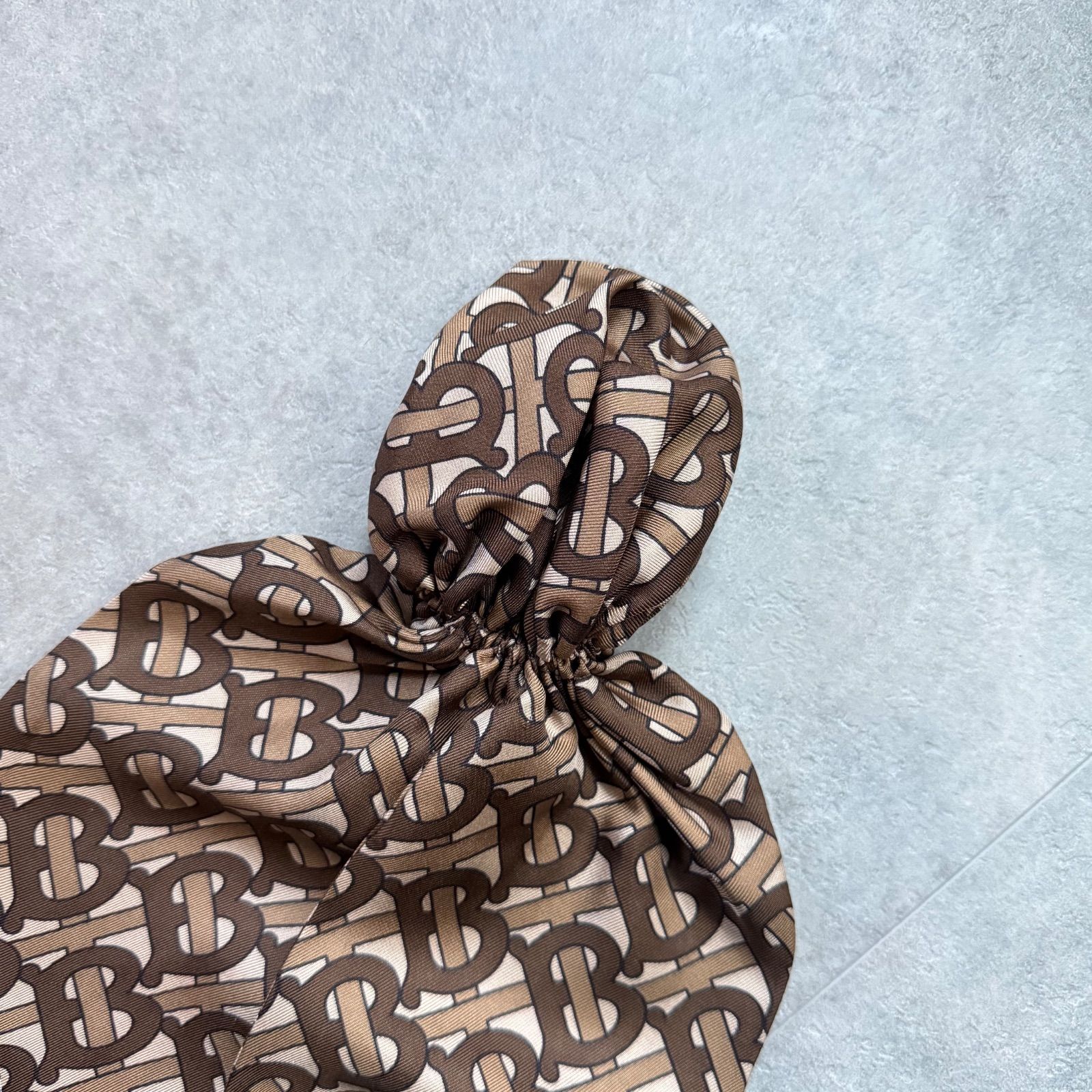 ♥ BURBERRY バーバリー ヘアスカーフ シルク モノグラム ヘアアクセサリー シュシュ ブラウン 通気性 冷房対策