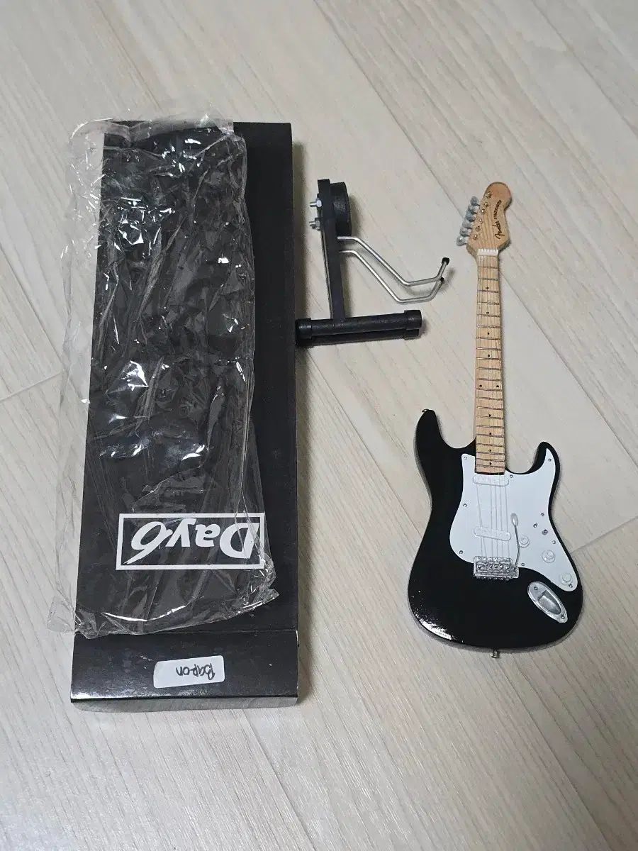 DAY6 ソンジン(SUNGJIN) バロン楽器 ミニチュア