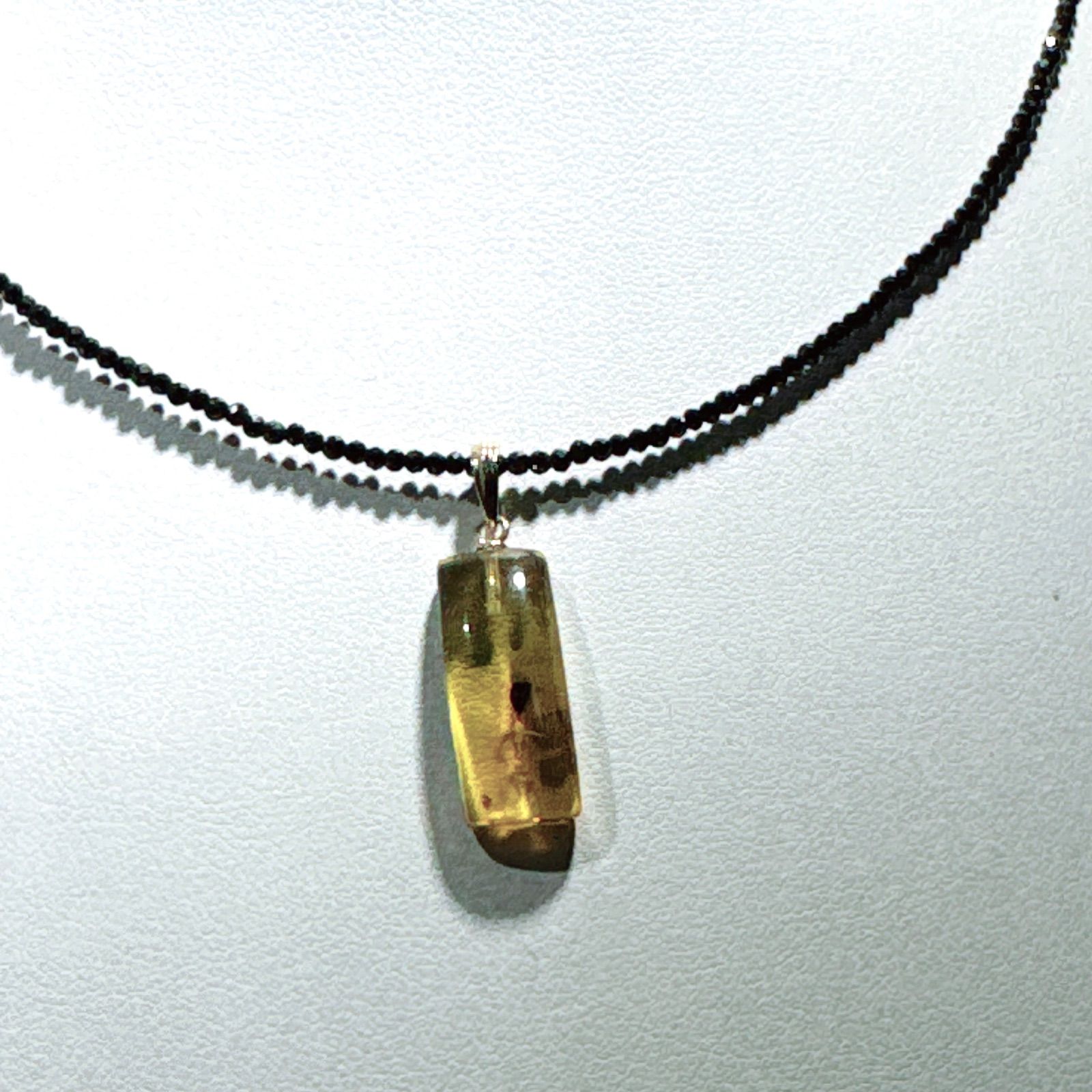 琥珀虫入りペンダントブラックスピネルネックレスNO 25-2408