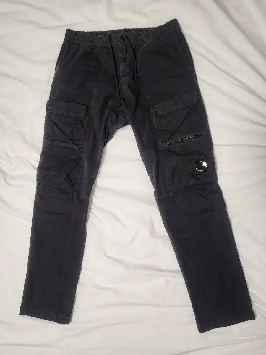 カーゴ ブラック
