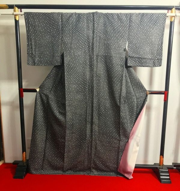 中古】Mサイズ 正絹 小紋 黒地に麻の葉模様 身丈長め - メルカリ