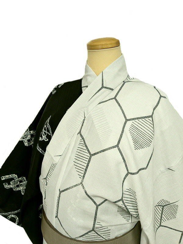 単衣 単衣の着物 浴衣 男物 化繊 Mサイズ 白灰色と黒の片身代わり 亀甲 かまわぬ模様 裄70 吸湿速乾