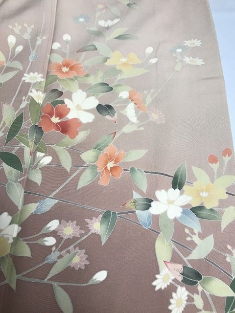 訪問着 薄ベージュ地に枝花模様