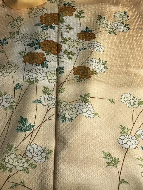 クリーム地に牡丹模様
