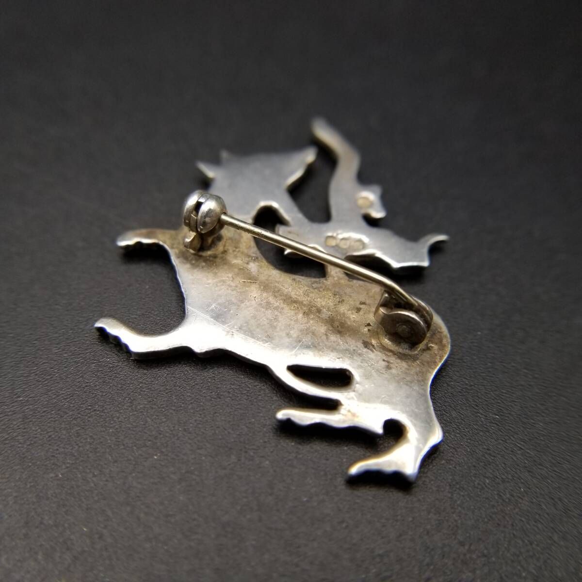 希少  #65 ブローチ シルバー 北欧　ヴィンテージ 1976年 英国 ヴィンテージ Maeshowe Dragon ブローチ 北欧神話モチーフ