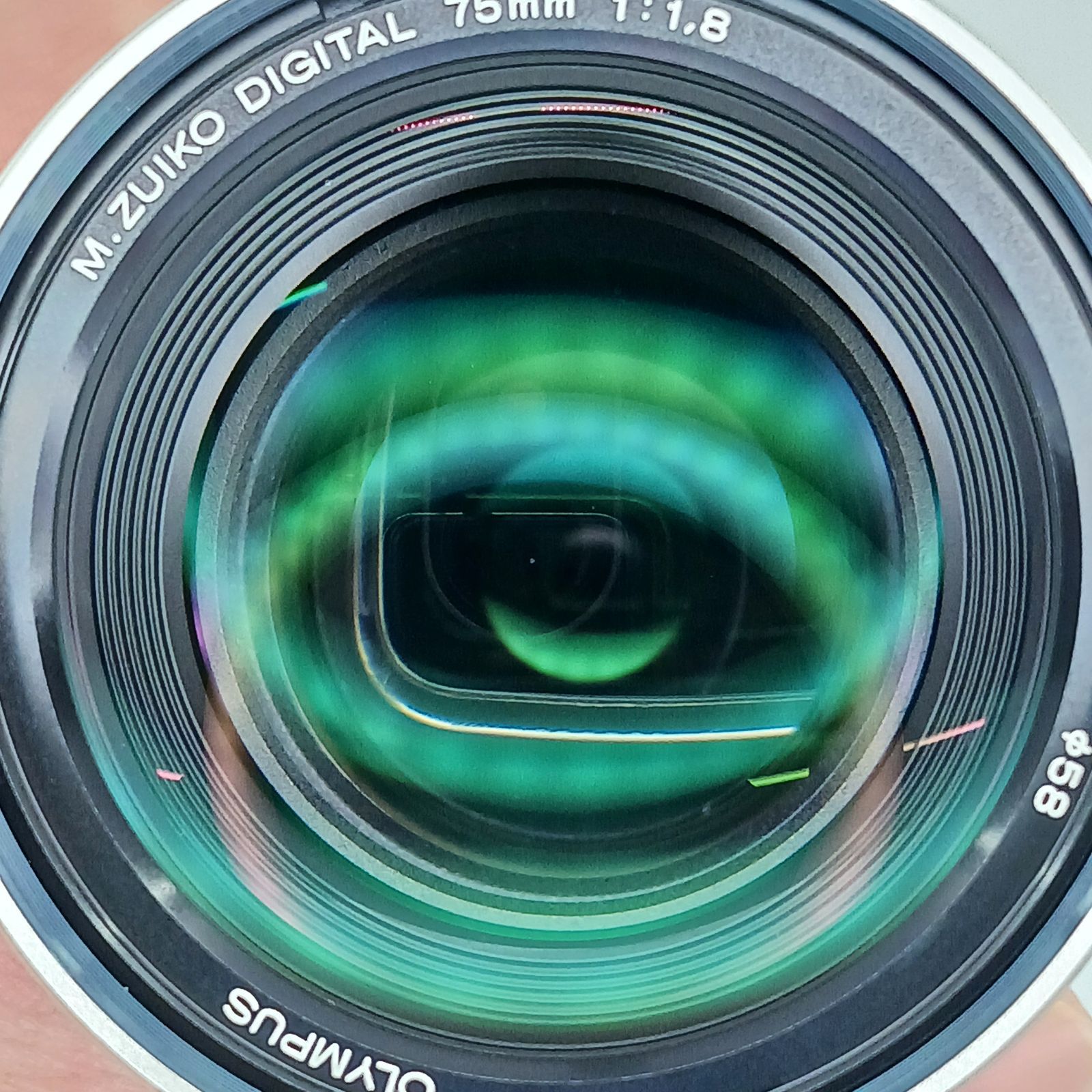 ガラスケース内展示商品 オリンパス OLYMPUS カメラレンズ ED 75 mm F 1 8 M ZUIKO DIGITAL マイクロフォーサーズ 単焦点レンズ シルバー