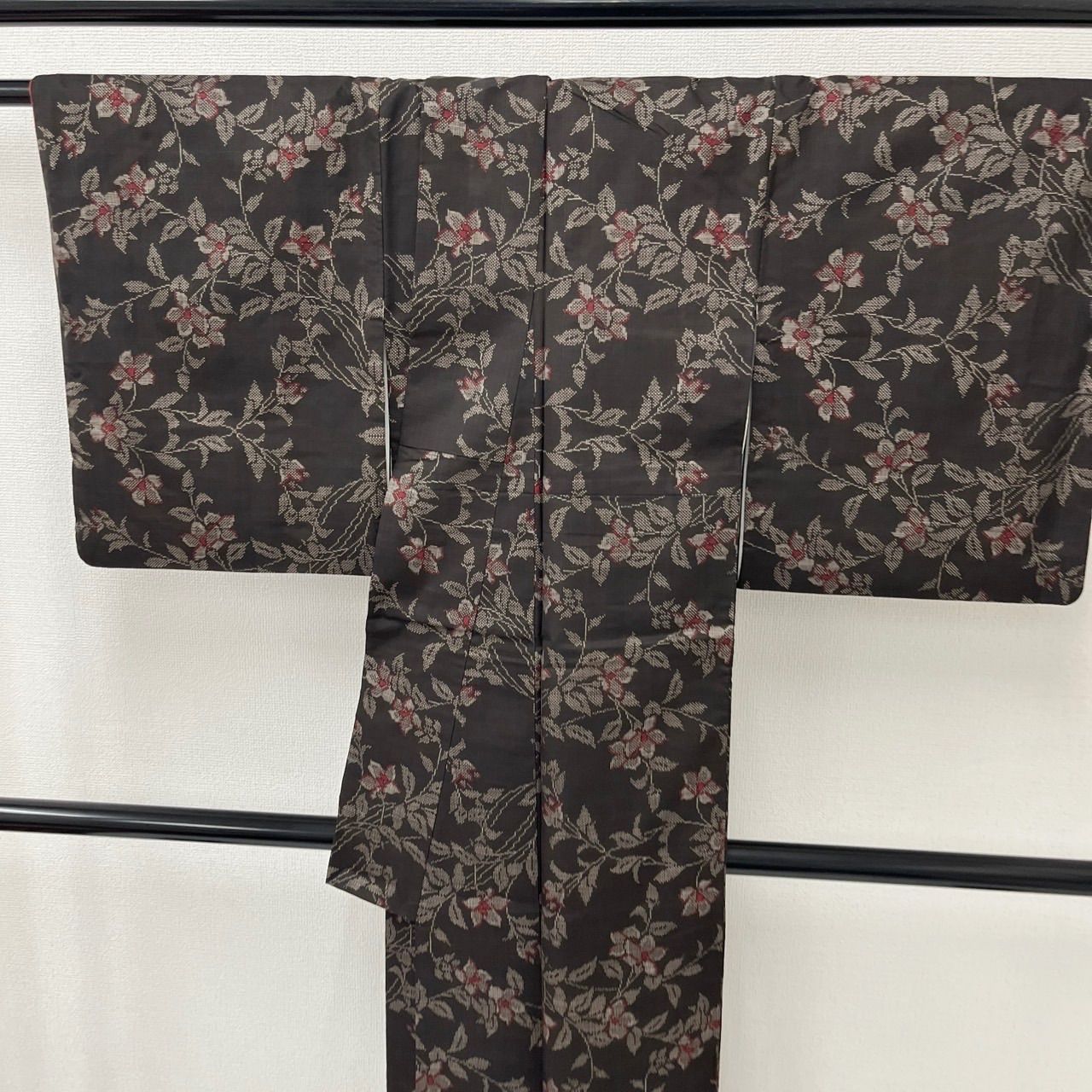 骨董品　？ アンティーク大島紬 正絹 泥染め 素敵な絣柄 着物 U-4057 【新古品