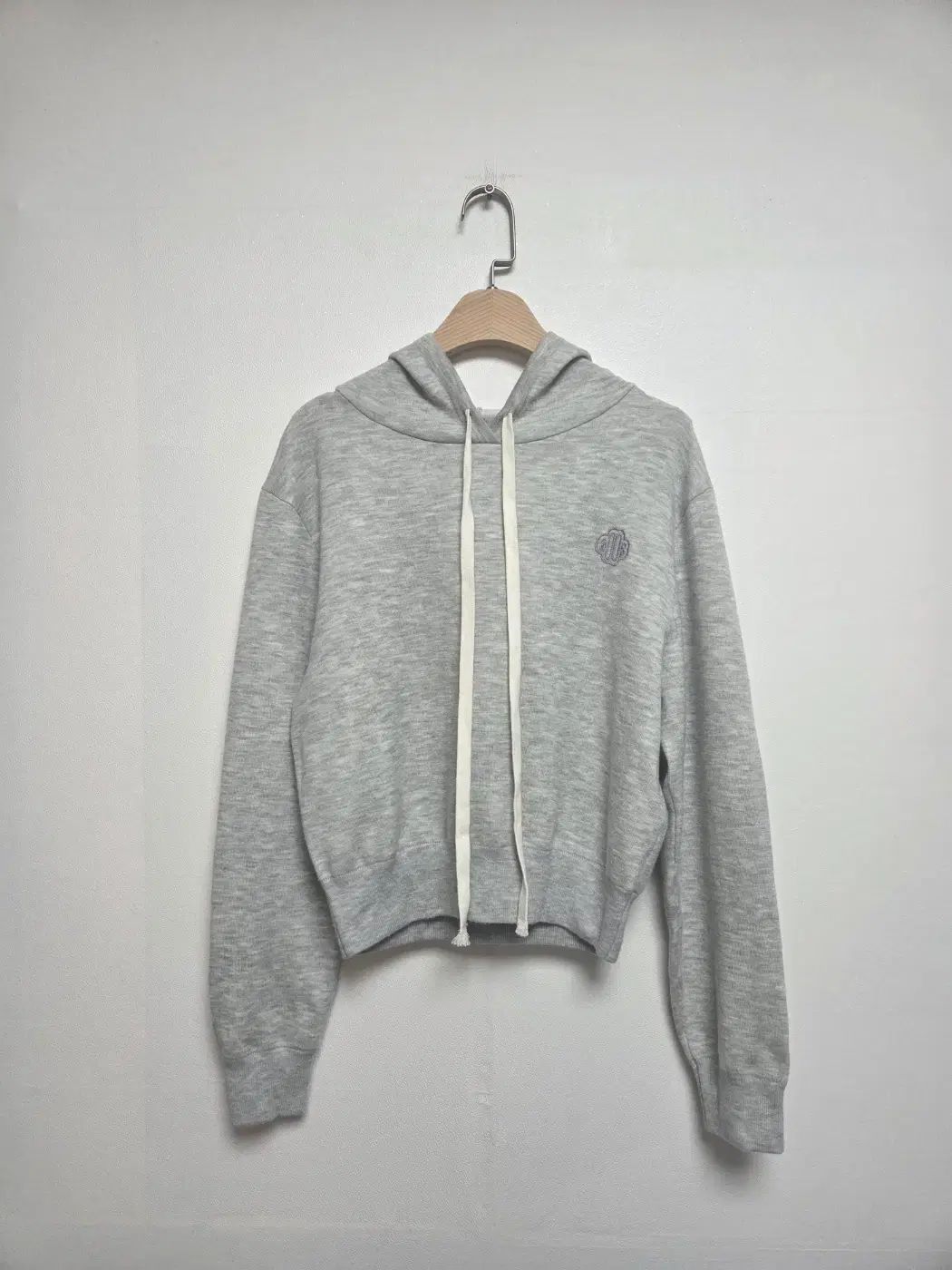 マージュ マオニ ロゴ刺繍 クロップド フーディー Tシャツ グレー (XS)