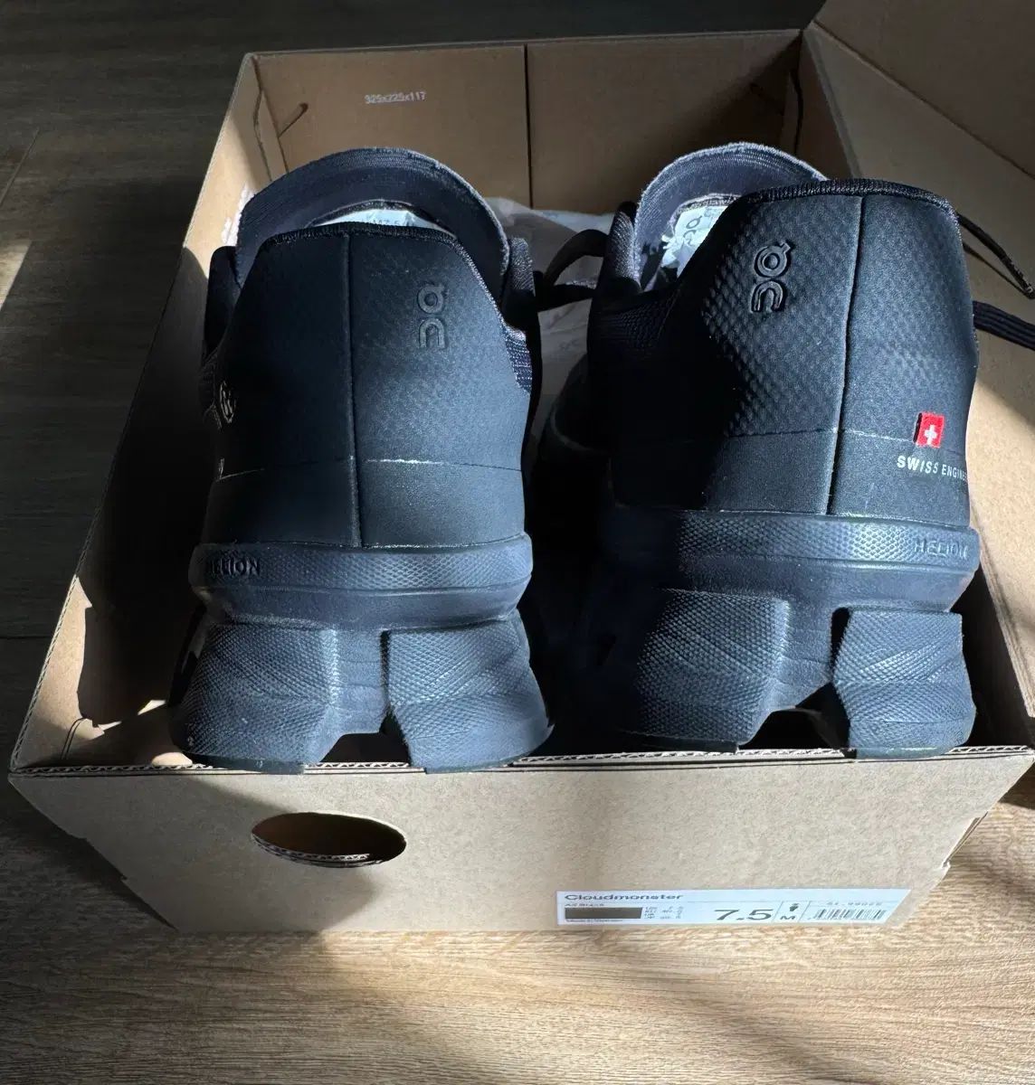 オンランニング on クラウドMONSTER 255 cm 黒 商品