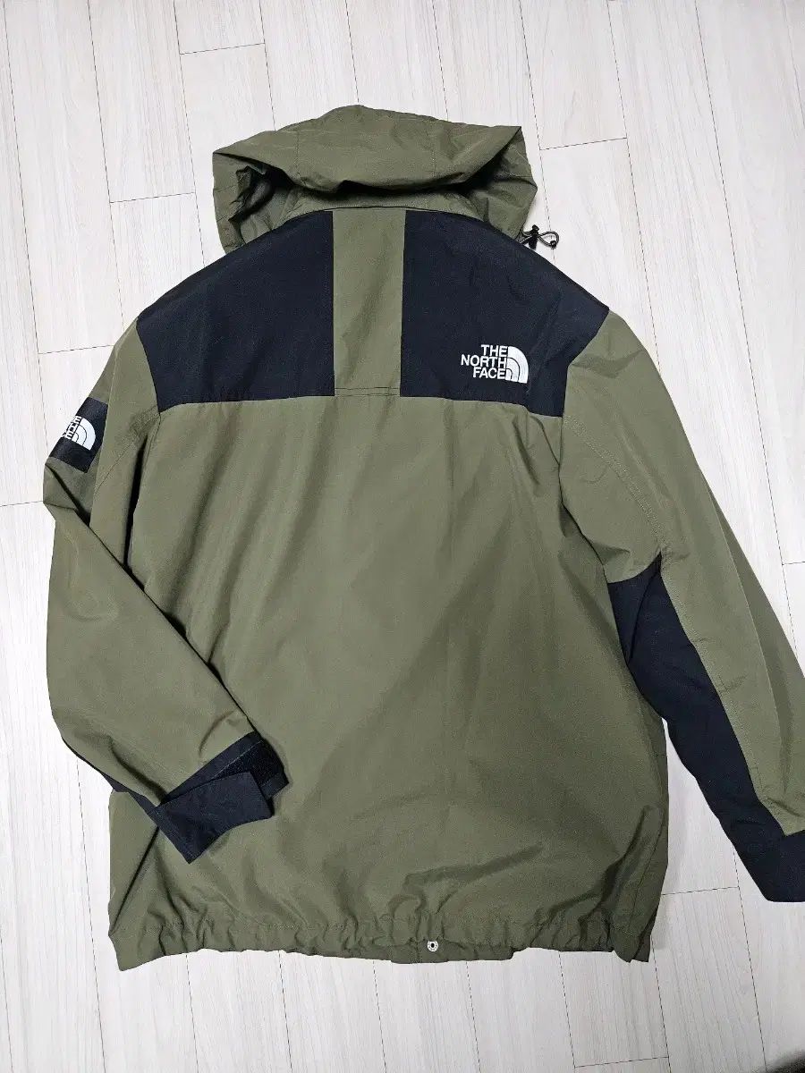 カーキ色 THE NORTH FACE ザノースフェイス ウィンドブレーカー