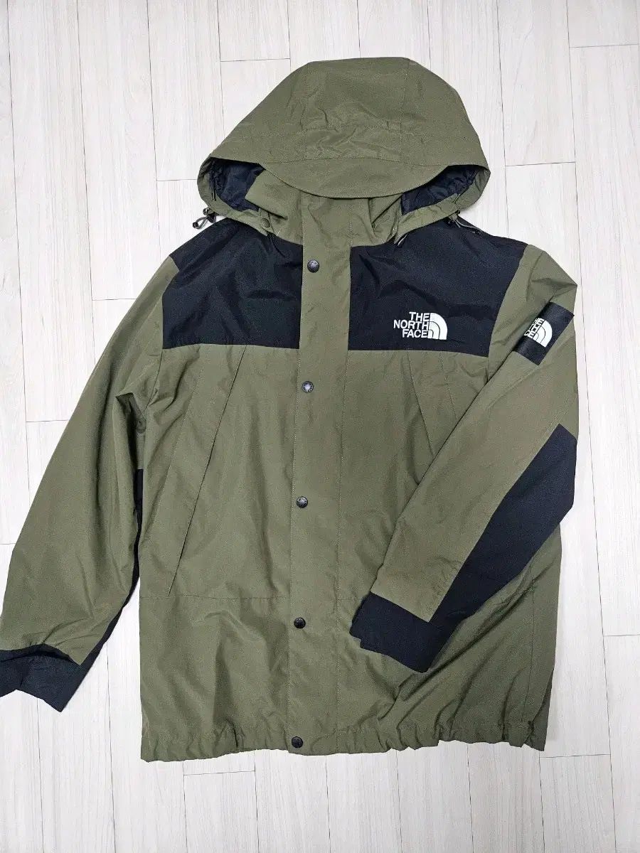 カーキ色 THE NORTH FACE ザノースフェイス ウィンドブレーカー